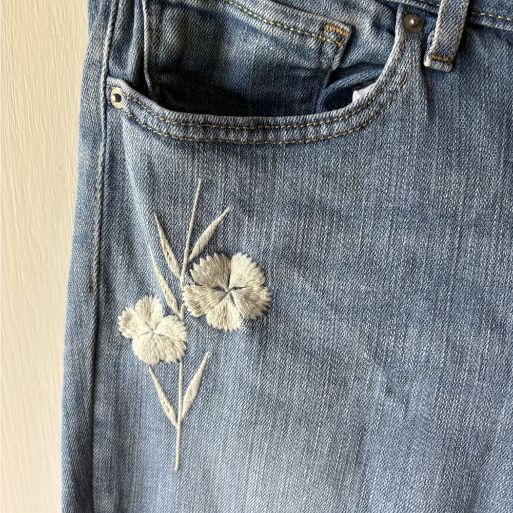 Levi's Light Blue Skinny Jeans with Floral Detail - Picture 2 of 3